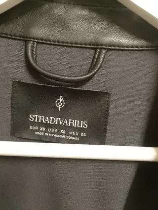 Chaqueta-camisa piel negra Stradivarius