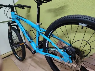 Bicicleta azul de montaña