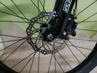 Bicicleta azul de montaña