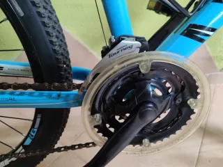 Bicicleta azul de montaña
