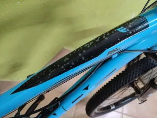 Bicicleta azul de montaña