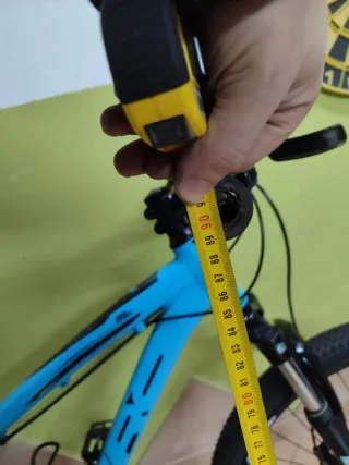 Bicicleta azul de montaña