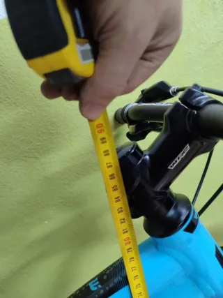 Bicicleta azul de montaña