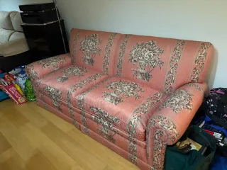 Sofá de tela rosa con estampado floral