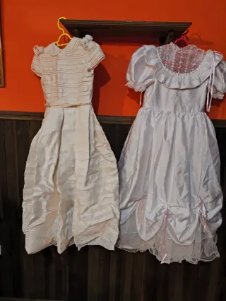 Dos vestidos de comunión de seda