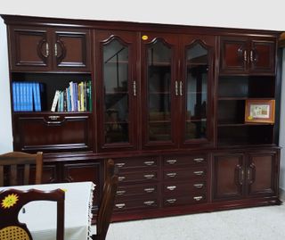 Mueble de salón clásico en color sapelly