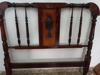 Cama antigua de madera tallada