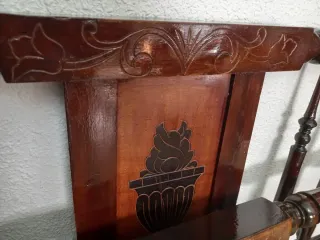 Cama antigua de madera tallada