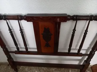 Cama antigua de madera tallada