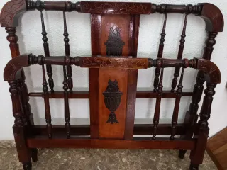 Cama antigua de madera tallada