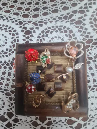 Broches y pendientes dorados y rojos