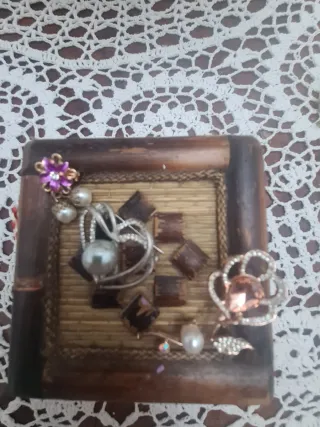 Broches y pendientes dorados y rojos