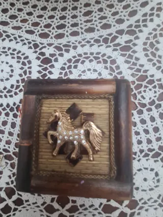 Broches y pendientes dorados y rojos