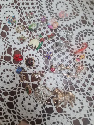 Broches y pendientes dorados y rojos