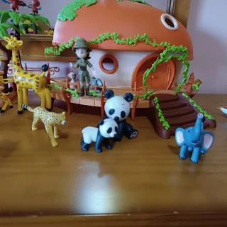 Muñecos goma dura animales del zoo con casita