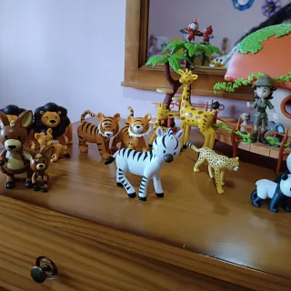 Muñecos goma dura animales del zoo con casita