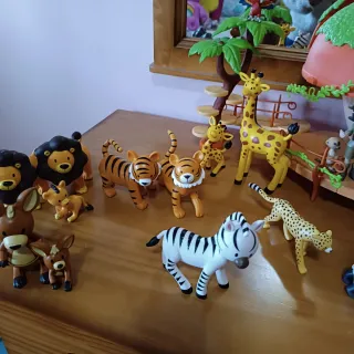 Muñecos goma dura animales del zoo con casita