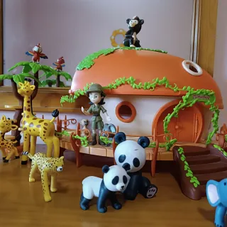 Muñecos goma dura animales del zoo con casita