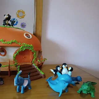Muñecos goma dura animales del zoo con casita