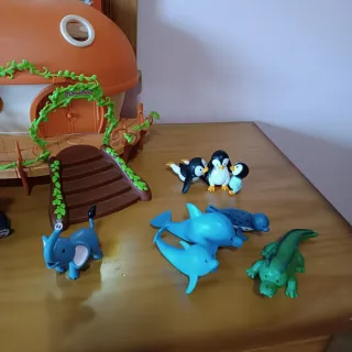 Muñecos goma dura animales del zoo con casita