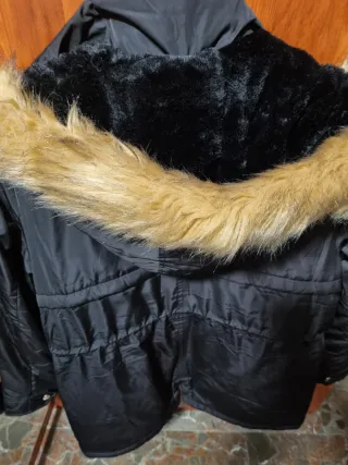 Abrigo Lefties Negro con Capucha y Pelo