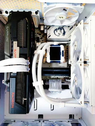 PC Gaming RX 9070 XT Ryzen 7 7800X3D 32GB DDR5