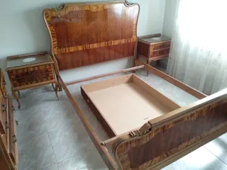Muebles clásicos dormitorio. Cama, mesas y armario