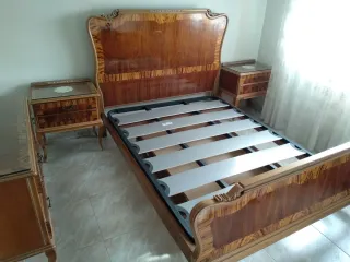 Muebles clásicos dormitorio. Cama, mesas y armario