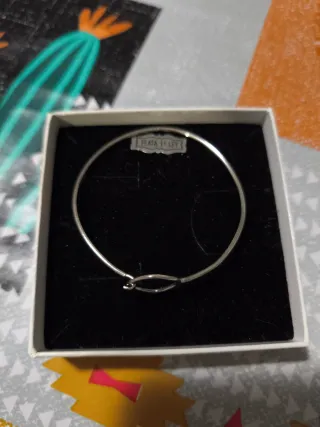 Pulsera de plata con diseño cuadrado