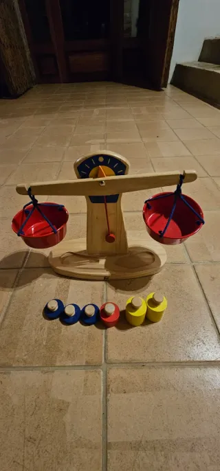 Balanza de madera para niños