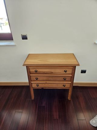 Cómoda de madera con 3 cajones