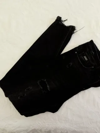 Pantalón vaquero negro Stradivarius roto