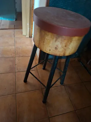 Mesa de corte de madera con patas