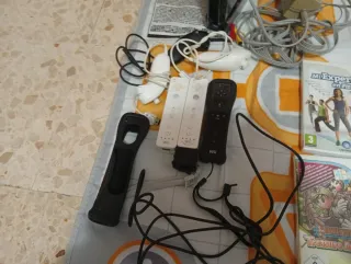Lote Consola Wii + Accesorios y Juegos