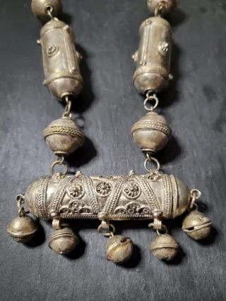 Collar étnico antiguo  con cascabeles