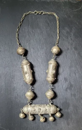 Collar étnico antiguo  con cascabeles