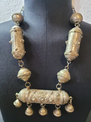 Collar étnico antiguo  con cascabeles