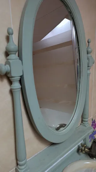 Mueble de baño con espejo ovalado