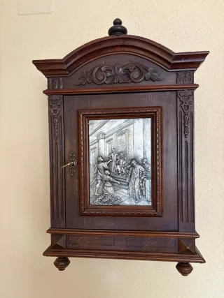 Botica antigua de madera tallada