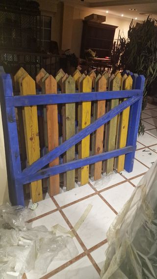 Valla de madera multicolor para jardín