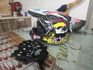 Casco moto con diseño graffiti