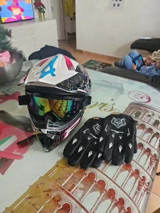 Casco moto con diseño graffiti