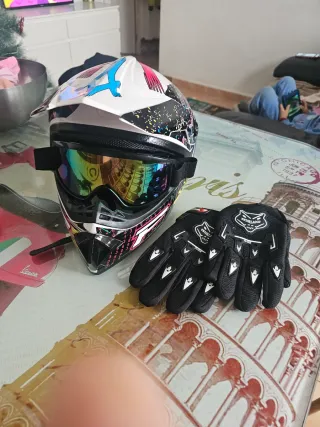 Casco moto con diseño graffiti