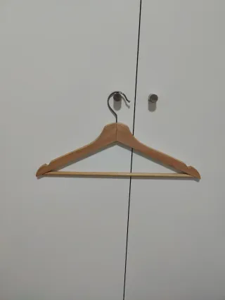 Lote 19 perchas de madera