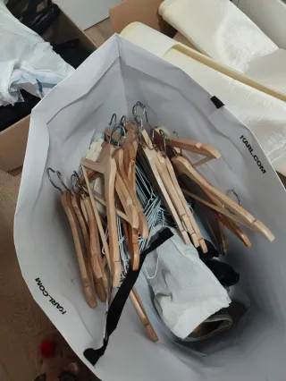 Lote 19 perchas de madera