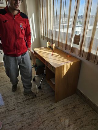 Escritorio de madera marrón