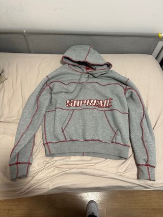 Sudadera Supreme Gris con Costuras Rojas