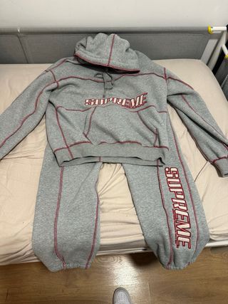 Sudadera Supreme Gris con Costuras Rojas