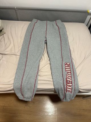 Sudadera Supreme Gris con Costuras Rojas