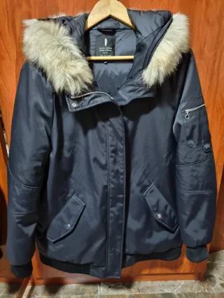 Abrigo Zara Negro con Capucha y Pelo